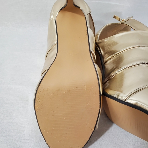 BNWOT - GOLD STRAPPY SHOES - Size 10 - Picture 5 of 12